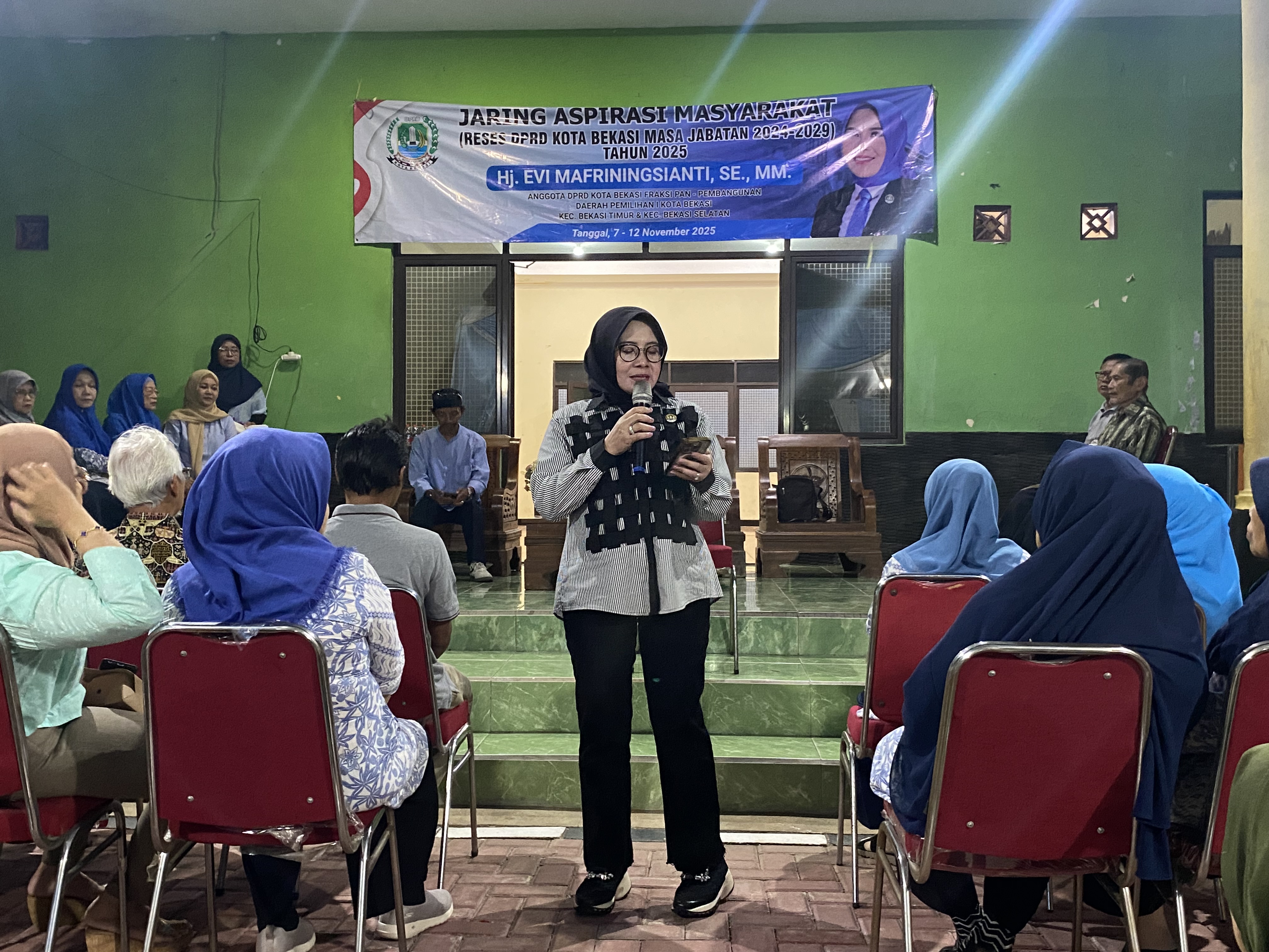 Reses Di Wilayah RW 12 Duren Jaya, Evi Mafriningsianti Sosialisasi Soal Kabel Udara